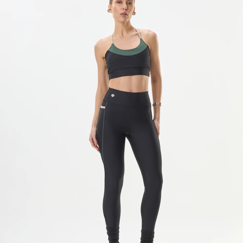 Look com legging preta e top coordenado