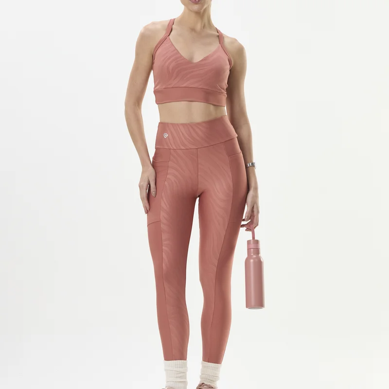 Referência de look rosado com top e legging para provar em casa